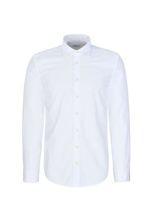 Chemise habillée blanche pour homme à manches longues avec boutons à l'avant et col classique sur fond blanc.