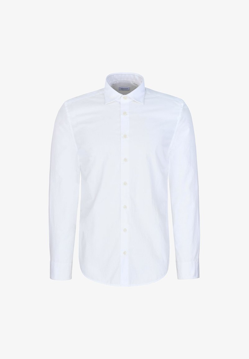 Chemise habillée blanche pour homme à manches longues avec boutons à l'avant et col classique sur fond blanc.