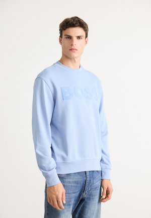 Ljusblå sweatshirt med en texturerad "BOSS"-logotyp i mitten, rund hals och ribbade ärmslut och nederdel i en avslappnad passform.