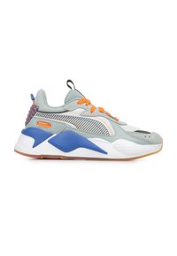 Sneaker sportive con tomaia grigia, dettagli blu e arancioni, materiali in rete e suede, un tallone decorato e suola in gomma.