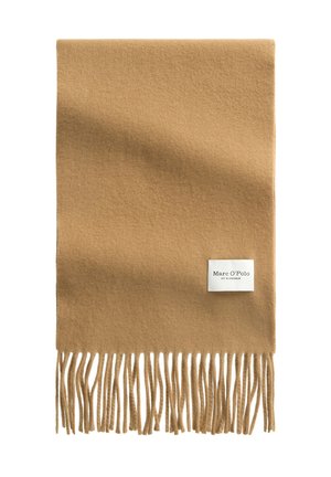 Kamel-farbener Wollschal mit Fransenenden und einem weißen rechteckigen Etikett mit der Aufschrift "Marc O’Polo EST. IN STOCKHOLM."