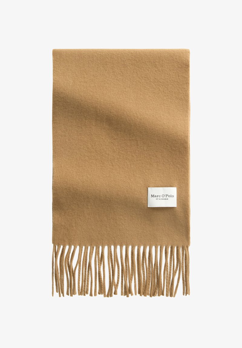 Sciarpa di lana color cammello con frange e un'etichetta rettangolare bianca che riporta la scritta "Marc O’Polo EST. A STOCCOLMA."