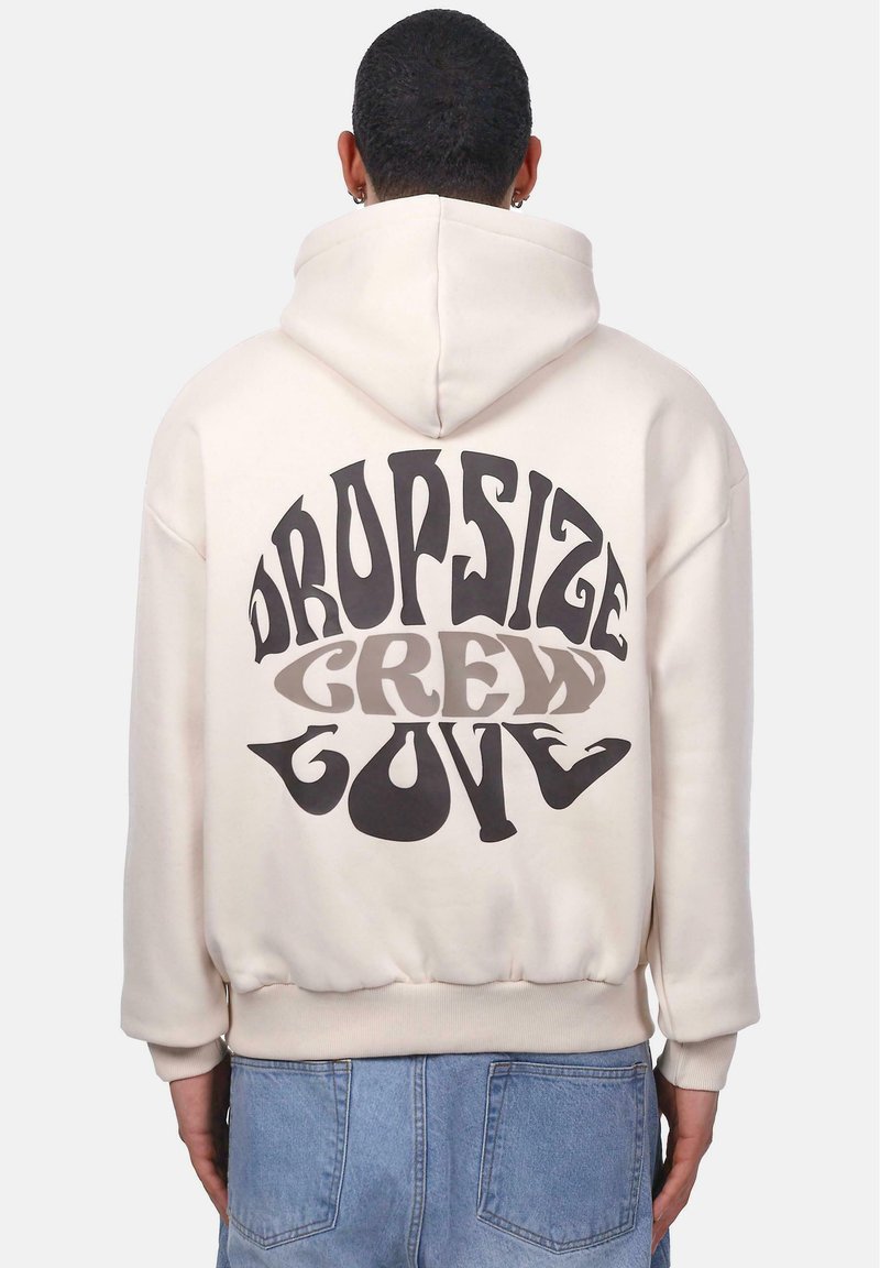 Hoodie in hellbeige mit einem großen Rückendruck in Schwarz und Grau, der die Worte "DROPSIZE CREW LOVE" in verspielten Schriftarten zeigt.
