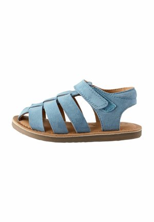Sandale en suede bleu avec plusieurs straps croisées, bout ouvert, fermeture réglable à scratch, et semelle plate marron.