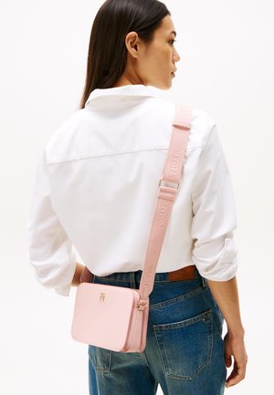 Tommy Hilfiger LOGOTAPE CAMERA BAG - Umhängetasche - pink