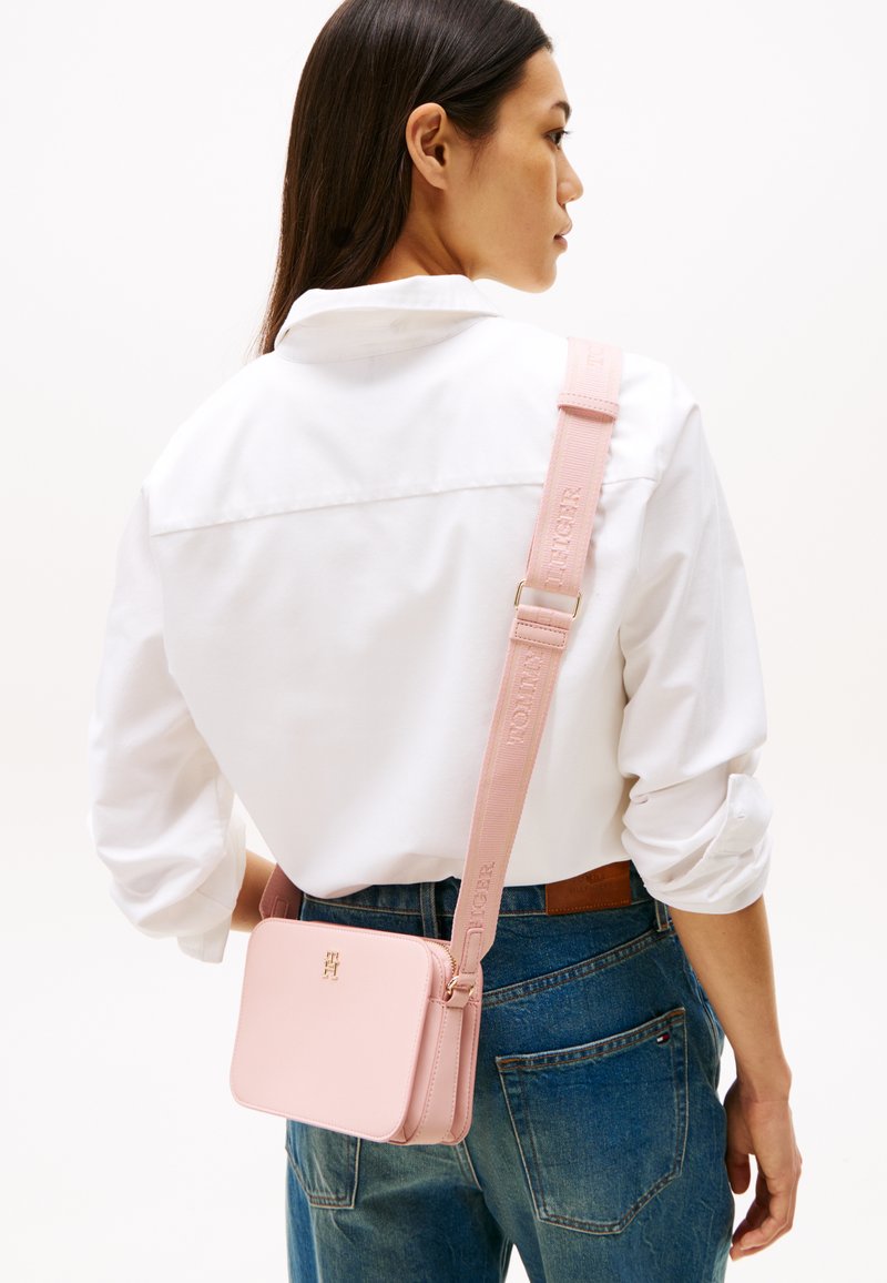 Tommy Hilfiger LOGOTAPE CAMERA BAG - Skulderveske - pink