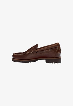 Mocassino in pelle marrone con cuciture moc toe, dettaglio con lacci sui lati e suola spessa in gomma zigrinata.
