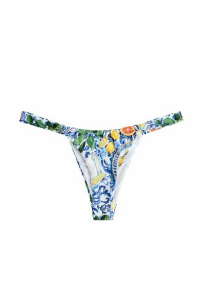 Bikinihose mit einem bunten Blumen- und Fruchtmuster auf weißem Hintergrund, aus elastischem Stoff gefertigt und mit dünnen Seitenriemen.