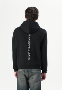 Schwarzer Hoodie mit einem großen weißen Logo "Karl Lagerfeld Jeans" auf der Mitte des Rückens, mit einer Kordelzugkapuze und gerippten Bündchen.