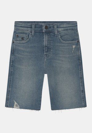 Shorts vaqueros en azul claro, con acabado descolorido, dobladillo deshilachado, bolsillos delanteros y detalle de logo bordado en la cinturilla.