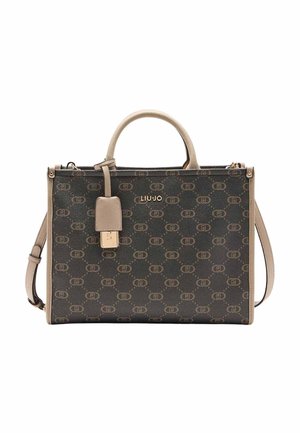 Borsa a mano marrone di design con manici e rifiniture beige, decorata con logo ripetuto e dotata di una piccola targhetta appesa e tracolla.