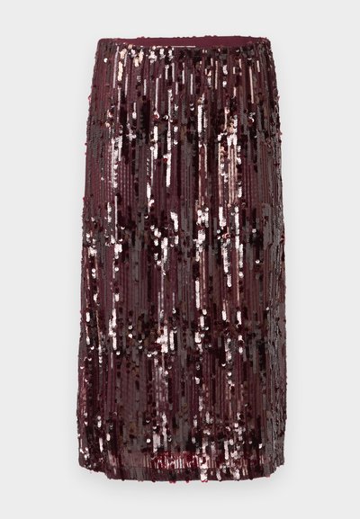 Jupe en sequins bourgogne avec des rayures verticales de sequins, créant une surface texturée avec une taille ajustée et une longueur au genou.