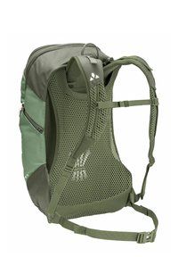 Zaino verde con pannello posteriore in rete, spallacci regolabili e tasca laterale con zip. Presenta una superficie strutturata e cuciture rinforzate.