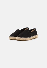 Svarte lær espadriller med rund tå og jute reb sål, med en indsyet kantdetalje og et afslappet slip-on design.