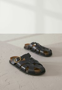 REGULAR FIT - SIGNATURE  ROUND WEAVE BUCKLE FOOTBED  - Šľapky - black