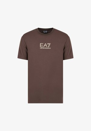 T-shirt in cotone marrone a maniche corte, con un logo bianco testurizzato "EA7 EMPORIO ARMANI" sul petto, design a girocollo.
