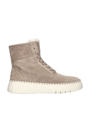 Beige suède enkellaarsjes met een witte rubberen zool, voorzien van een vetersluiting en een zachte voering bij de enkel.