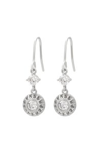 Orecchini a goccia in argento con un design rotondo, decorati con due pietre trasparenti sfaccettate e dettagli intagliati intricati nel disco inferiore.