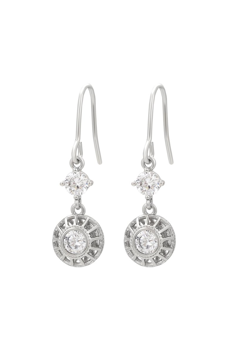 Orecchini a goccia in argento con un design rotondo, decorati con due pietre trasparenti sfaccettate e dettagli intagliati intricati nel disco inferiore.