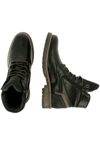 Stivali in pelle nera con tomaia testurizzata, punta rotonda, lacci frontali, cerniera laterale e dettagli in cuoio marrone sulla suola. La fodera interna è realizzata in un materiale morbido.