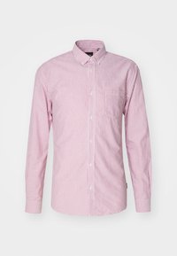 Camisa abotonada con rayas verticales rojas y blancas, de manga larga, con collar abotonado y un bolsillo en el pecho.