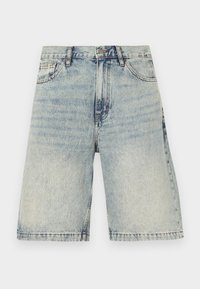 Shorts de mezclilla azul claro con un ajuste relajado, bolsillos delanteros, cierre de botón y un sutil desgastado. Dobladillo limpio.