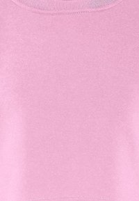 Paarse sweatshirt gemaakt van zachte stof, met een gladde textuur en een ribbekraag. Het ontwerp is minimalistisch zonder zichtbare patronen of accenten.