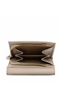 Portefeuille en cuir beige clair avec une finition texturée, comprenant un compartiment zippé et plusieurs emplacements pour cartes. Détail de la fermeture éclair en ton or.