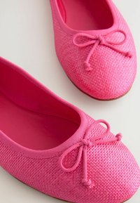 Rosa Ballerinas mit gewebter Textur, runder Zehenpartie und einem dekorativen Schleifchen an der Vorderseite. Glatte Innenauskleidung und flexible Sohle.