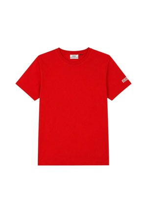 T-shirt rossa a maniche corte con scollo a girocollo, con una piccola etichetta bianca con logo sulla manica sinistra e un'etichetta di marca all’interno del colletto.