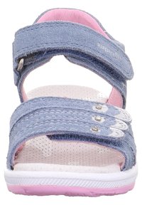 Sandali blu in suede con accenti rosa, dotati di tre cinturini regolabili in Velcro, dettagli a motivo sui cinturini e una suola bianca e rosa.