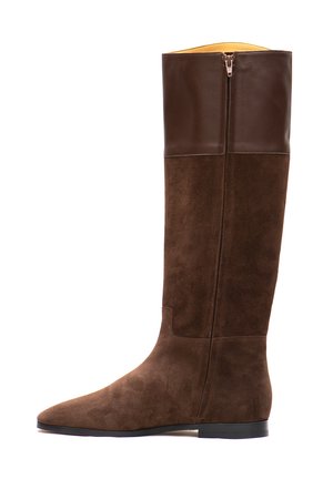 Braune Wildlederstiefel bis zum Knie mit einem glatten Lederoberteil. Verfügt über einen seitlichen Reißverschluss und ein spitzes Design; flache Sohle mit minimalen Akzenten.