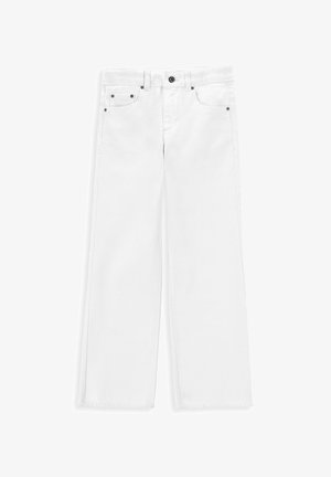 Białe dżinsowe spodnie w stylu wide-leg z wysokim stanem, postrzępionym dołem, kieszeniami z przodu oraz kontrastowymi czarnymi detalami.