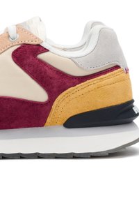 Baskets multicolores avec des accents en daim beige, bordeaux, jaune et gris. Matériaux texturés, semelle intermédiaire blanche et semelle extérieure noire.