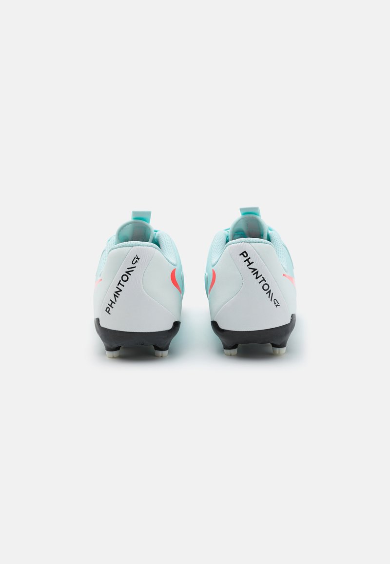 Botas de fútbol azul claro con acentos en rosa, parte superior texturizada, diseño minimalista, suela negra y marca en el talón.