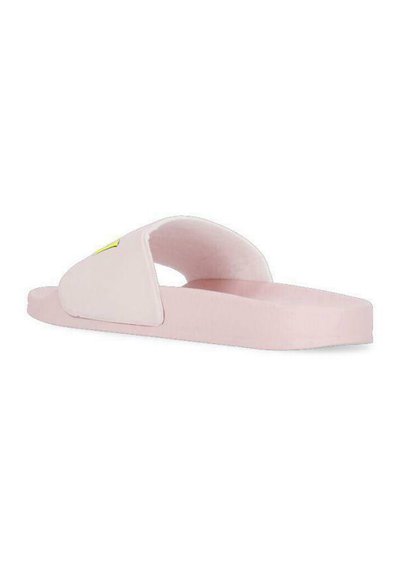 Sandal in rosa con un design minimalista, dotata di una fascia ampia e di una suola piatta. Realizzata in materiale liscio con una leggera lucentezza.