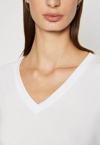 MSCH Copenhagen FENYA V NECK TEE - T-Shirt basic - optical white