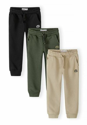 Tre paia di pantaloni della tuta per bambini in nero, verde e beige, ciascuno con vita elastica, tasche laterali e la scritta "ATHL" sulla coscia.
