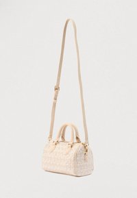 Μπεζ υφαντό γυναικείο τσαντάκι με διπλές λαβές πάνω, αποσπώμενο ιμάντα ώμου και χρυσούς μεταλλικούς εξαρτήματα. Συμπαγής, στρογγυλεμένο σχήμα με υφή στην επιφάνεια.
