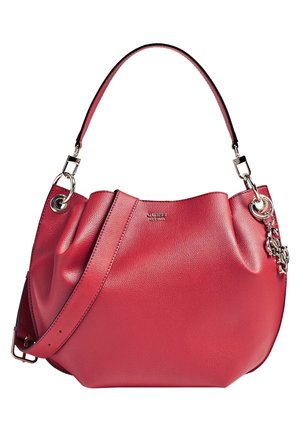 Sac à main en cuir rouge avec une anse supérieure unique, une bandoulière réglable, des accessoires en argent et un charme décoratif.