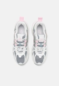 Zapatillas de malla blancas con acentos en gris y rosa. Tienen un diseño con cordones, cuello acolchado y una puntera reforzada. Destaca el logotipo de Nike.