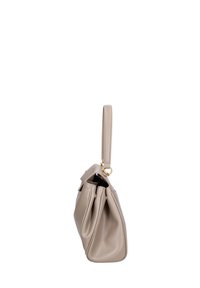 Borsa a mano in pelle beige con un design strutturato e plissettato, dotata di una sola tracolla e dettagli in hardware dorato. Texture liscia.