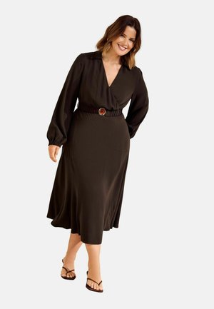 Friends Like These, PLUS SIZE FIT - BELTED HARDWEAR DETAIL SHIRT MIDI DRESS - Hverdagskjole - chocolate brown