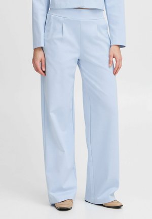 Lichtblauwe broek met wijde pijpen, gemaakt van gladde stof, met een vlakke taille en subtiele plooien aan de taille. Geen zichtbare zakken of patronen.