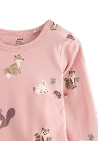 Lichtroze langärmelige bodysuit met speelse dierenillustraties, waaronder een vos, konijn, wasbeer en egeltje, met drukknoopsluitingen.