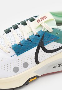 Nike Performance ZOOMX ZEGAMA 2 - Trail hardloopschoenen - white/black/bicoastal/court blue/university gold