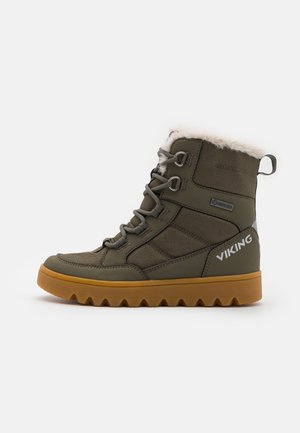 Olivengrøn høj vinterstøvle med brun tekstureret sål, snørelukning foran, foer af imiteret pels og "VIKING" og "GORE-TEX" logoer på siderne.