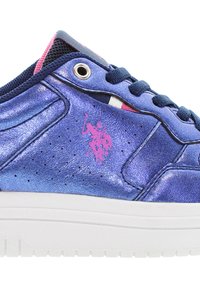 Sneaker con una toma superiore sintetica blu lucido, dettaglio del logo rosa, suola intermedia bianca e lacci blu navy. Parte laterale perforata per traspirabilità.