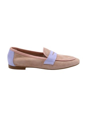 Beige en lila suède lage loafer met lage hak, ronde neus en decoratieve band over de bovenzijde op witte achtergrond.