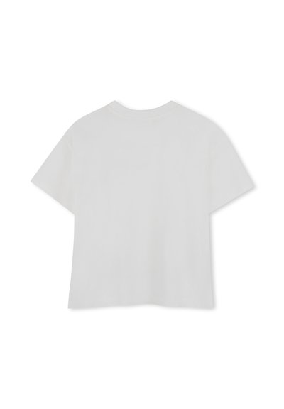 Απλό λευκό κοντομάνικο μπλουζάκι, λαιμόκοψη τύπου crew, σε άνετη γραμμή, εμφανίζεται από πίσω σε λευκό φόντο.